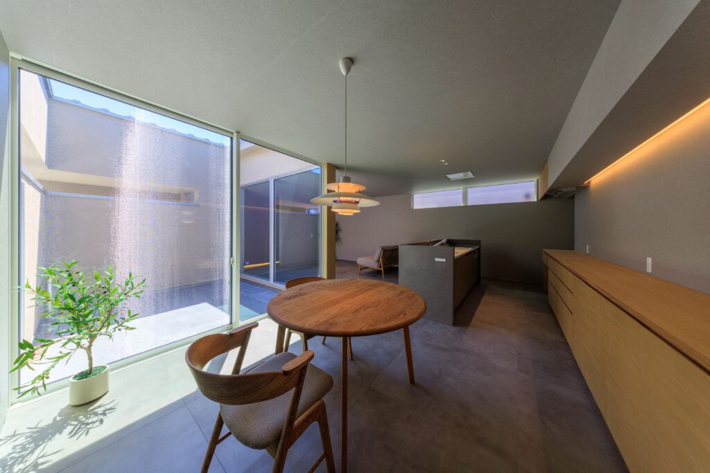 中庭とジャパンディデザインが彩る平屋の住まい